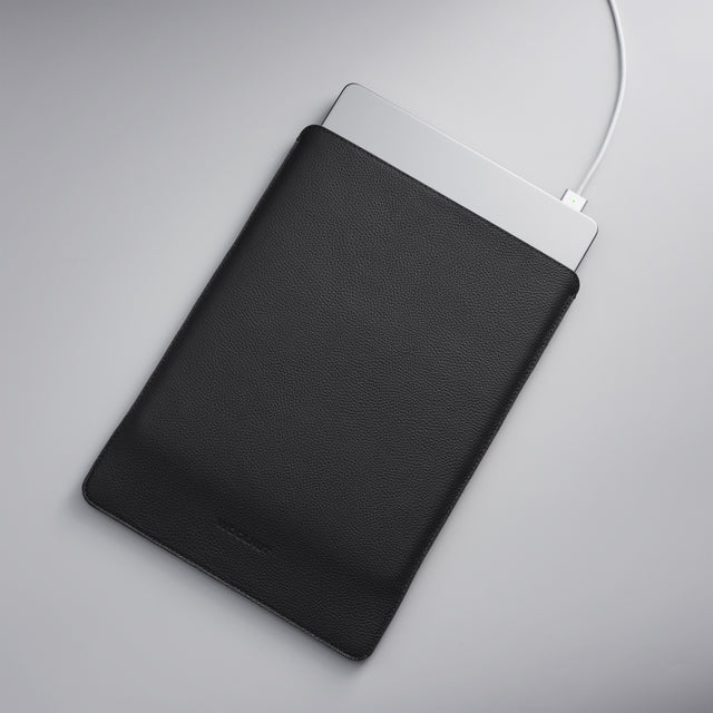 WOOLNUT macbook pro sleeve in black leather