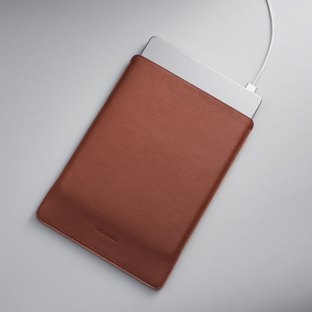 WOOLNUT macbook pro sleeve in cognac leather