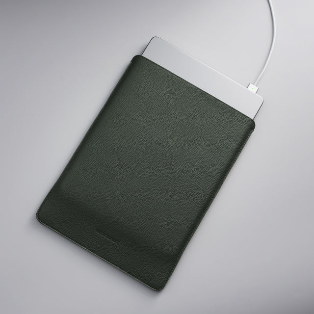 WOOLNUT macbook pro sleeve in green leather
