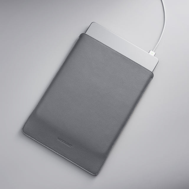 WOOLNUT macbook pro sleeve in grey leather