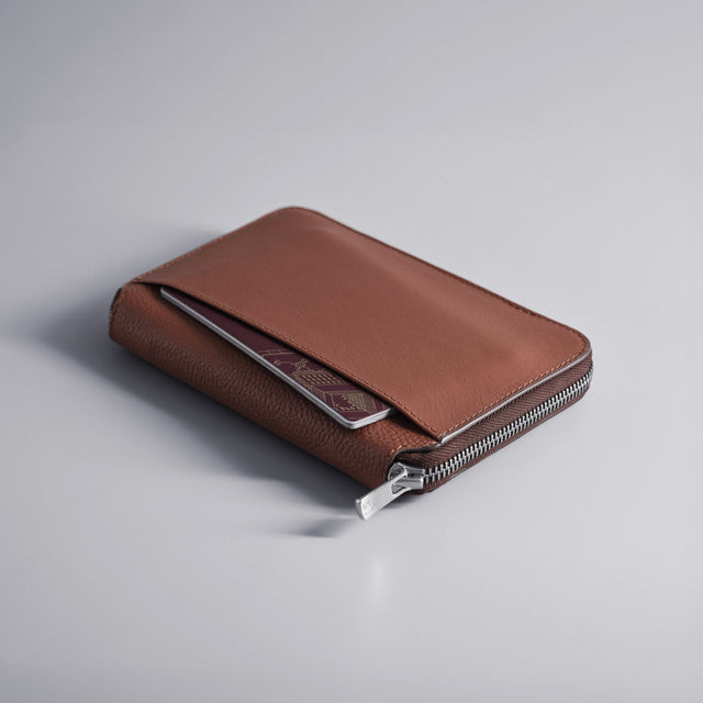 WOOLNUT Zipped leather travel organizer with dedicated compartments for passports, tickets, cash, cards, and a mini pen cognac leather